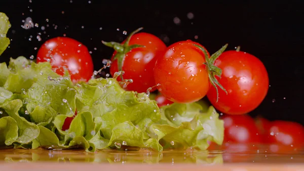 Macro Dof Cinematic Shot Wet Tomatoes Falling Rolling Wooden Countertop — Stockfoto
