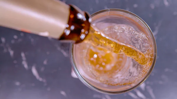 Close Top Dof Close Shot Pouring Refreshing Beer Glass Mug — Zdjęcie stockowe