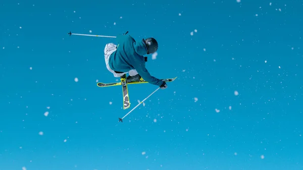 Cinematic Action Shot Pro Male Skier Jumping Large Kicker Doing — Foto de Stock