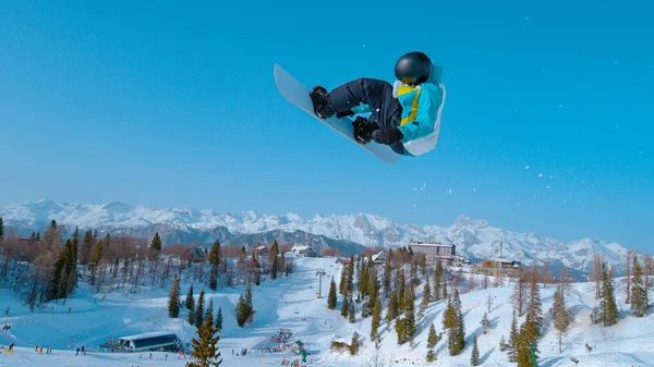 Close Extreme Snowboarder Soars Air Does Spinning Grab Trick Cinematic — Stock Photo, Image