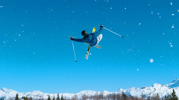 Young Male Tourist Skiing Trip Rides Fun Park Does Breathtaking — Foto de Stock