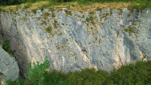 Aerial Flying Fearless Athletic Woman Rock Climbing Rocky Cliff Rural — Stock Photo, Image