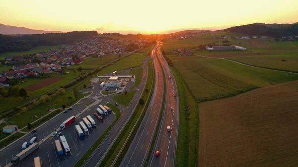 Aerial Lens Flare Golden Summer Evening Sunbeams Shine Busy Freeway — Stock Photo, Image