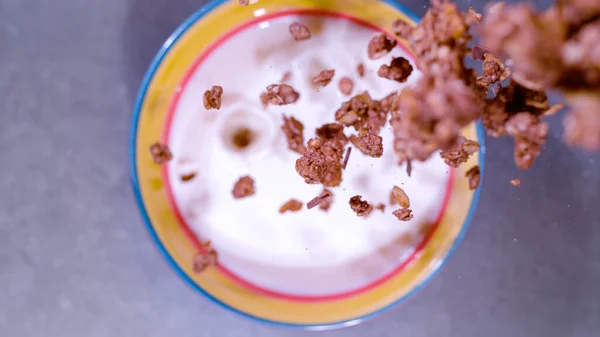 Close Bokeh Centered Top View Chocolate Granola Splashing Milk Bowl — Foto Stock