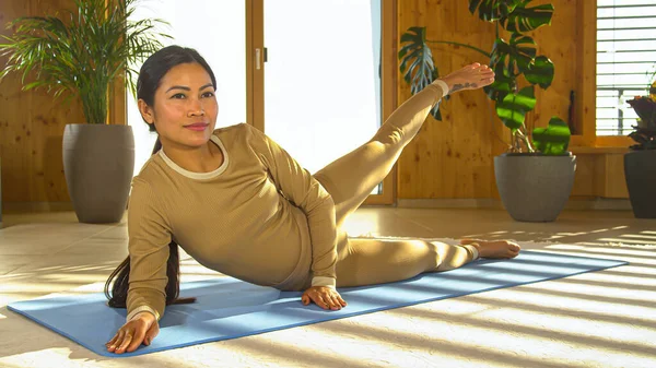 Sporty Asian Woman Home Workout Doing Pilates Side Leg Lifts — Fotografia de Stock