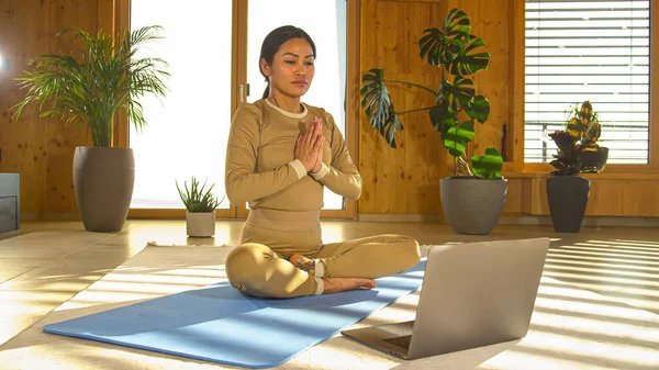 Asian Yoga Instructor Introducing Yoga Breathing Techniques Online Philippine Woman — Photo