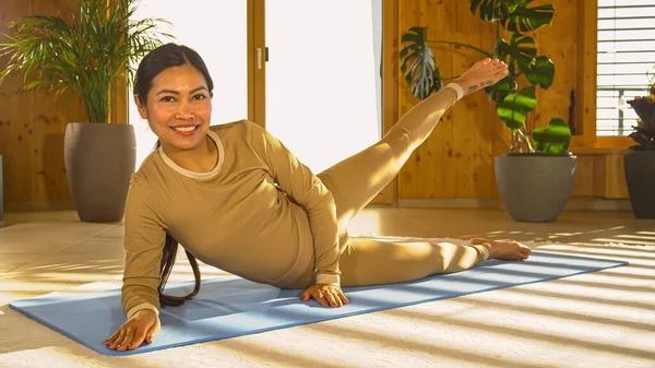 Attractive Asian Woman Home Pilates Workout Doing Side Leg Lifts — Stock Photo, Image