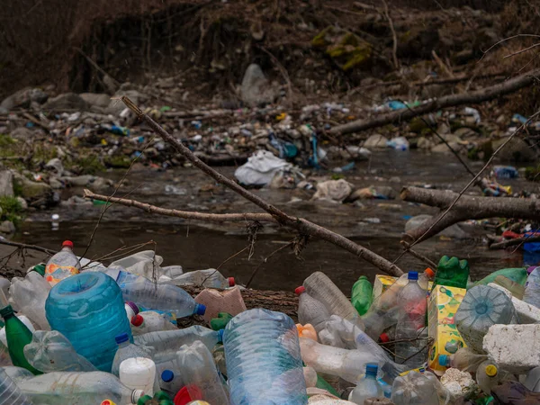 Tirana Albania 2022年3月 川のすぐ近くでのプラスチックごみの眺め 不適切なプラスチックごみ処理で河川の景観を心配し 環境を悪化させる — ストック写真