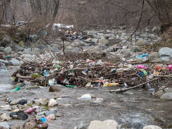 田纳西州 阿尔班尼亚 2022年3月 奔流的河流和河岸散落着一堆塑料垃圾 因塑料垃圾处理不当而导致环境退化的河流的凄惨景象 — 图库照片