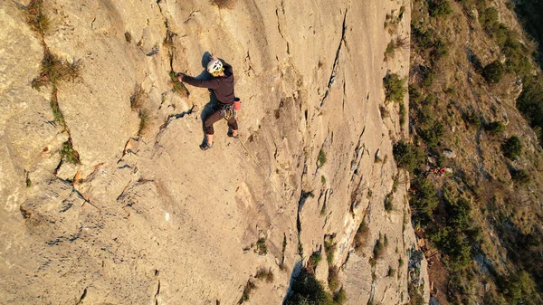 Młody Męski Alpinista Liną Wspinający Się Słonecznej Ścianie Wapiennej Człowiek — Zdjęcie stockowe