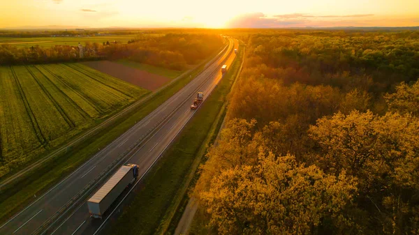 Aerial Lastwagenkonvoi Auf Einer Landstraße Schönem Goldenem Licht Geringer Verkehr — Stockfoto
