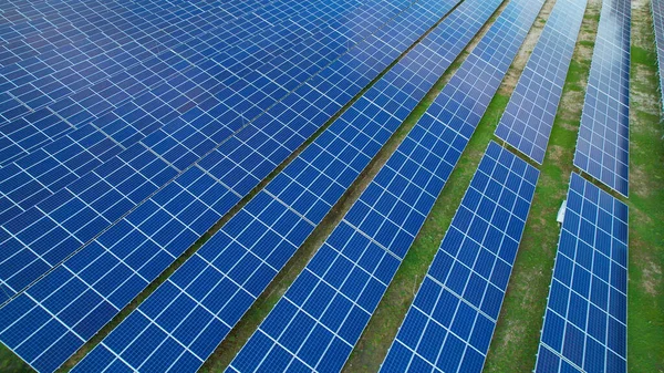 Aerial Numerosos Colectores Solares Para Producir Electricidad Forma Sostenible Central —  Fotos de Stock