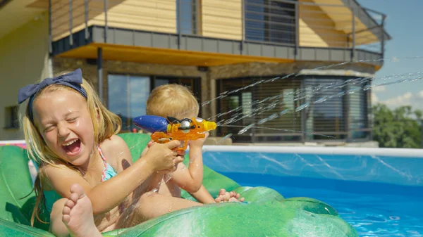 Gülümseyen Çocuklar Havuz Partisinde Tabancasıyla Sıçratırken Eğleniyorlar Sıcak Yaz Günleri — Stok fotoğraf