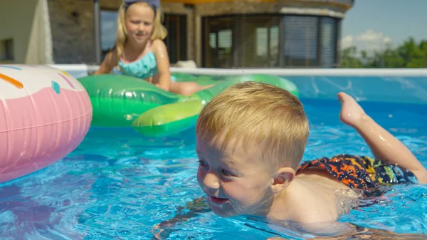 Close Cute Little Boy Floating Backyard Swimming Pool Learning Swim — Stok fotoğraf
