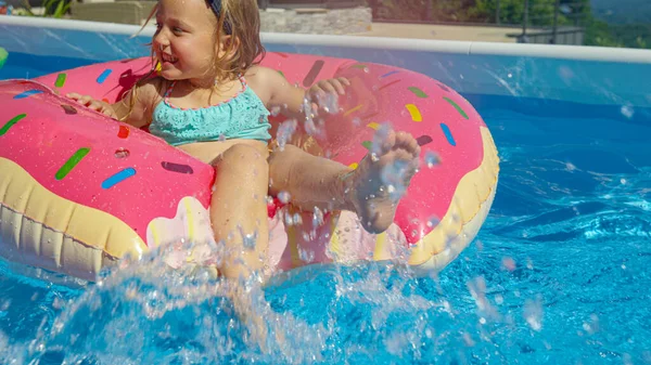 Close Entzückendes Mädchen Das Pool Auf Aufblasbarem Donut Und Spritzwasser — Stockfoto