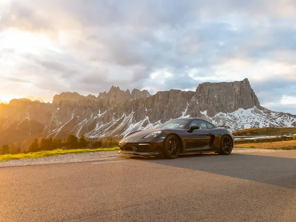 Giau Pass Dolomites Italy May 2022 Black Car Golden Light — Stockfoto