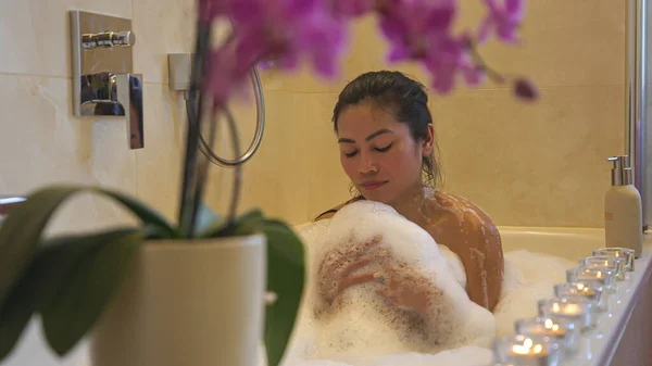 Beautiful Young Asian Woman Enjoying Taking Bubble Bath Relaxing Ambience — Stock Photo, Image