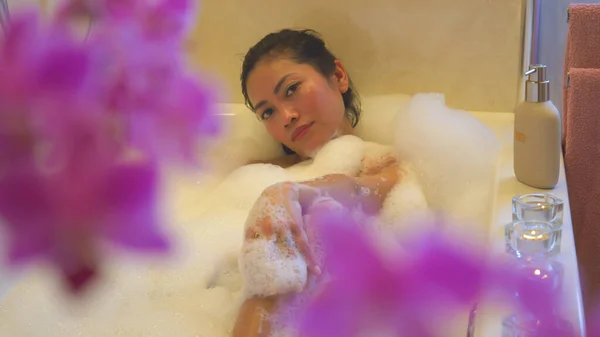 Beautiful Philippine Woman Enjoying While Taking Nice Bubble Bath Young — Stockfoto