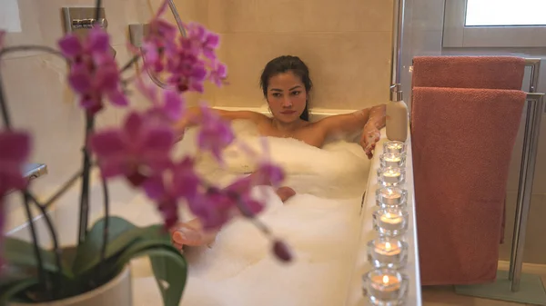 Pretty Philippine Woman Having Bubble Bath Relaxing Home Bathroom Relaxation — Stock Photo, Image