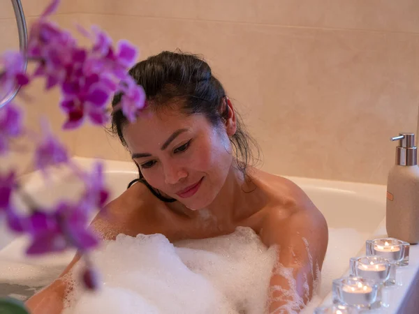 Attractive Young Lady Washing Her Body Bath Full Bubbly Foam — Stockfoto
