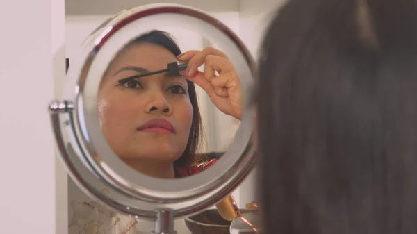 Pretty Philippine Lady Mirror Reflection Applying Black Mascara Young Woman — Stockfoto