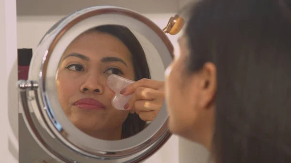 Pretty Philippine Woman Using Jade Scraper Self Massaging Her Face — Stockfoto