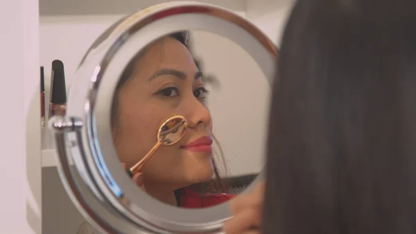 Mirror Reflection Beautiful Young Woman Applying Contour Make Pretty Lady — Stockfoto