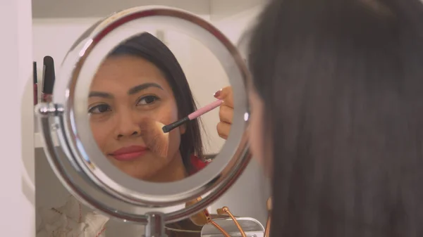 Attractive Young Asian Woman Applying Powder Bronzer Beautify Her Face —  Fotos de Stock