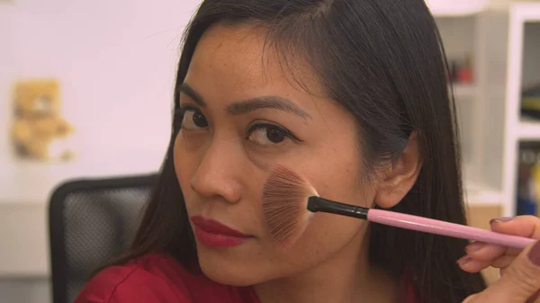 Attractive Philippine Woman Applying Bronzer Beautify Her Face Mirror Reflection —  Fotos de Stock