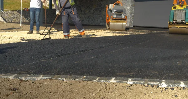 Close Partially Asphalted Levelled Fresh Asphalt Surface Driveway Man Work — Stok fotoğraf