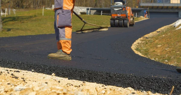 Two Workers Smoothing Levelling Edges Freshly Laid Asphalt Roadway Bend — Stock Photo, Image