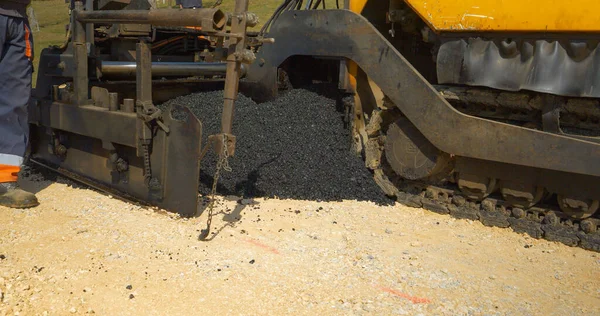 Close Heavy Paver Machinery Dropping Fresh Black Asphalt Crushed Rocks — Stock Photo, Image