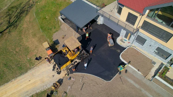 Aerial Builders Smoothing Levelling Asphalt Surface Yard Morning Light Group — Stock Photo, Image