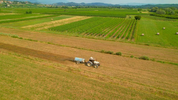 Aerial White Tractor Slurry Spreader Fertilizing Arable Land Autumn Farm — Stock Photo, Image