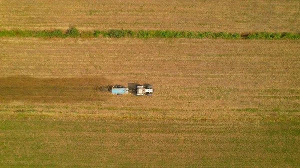 Aerial Top Farm Tractor Spreading Manure Arable Land Autumn Season — Stock Photo, Image