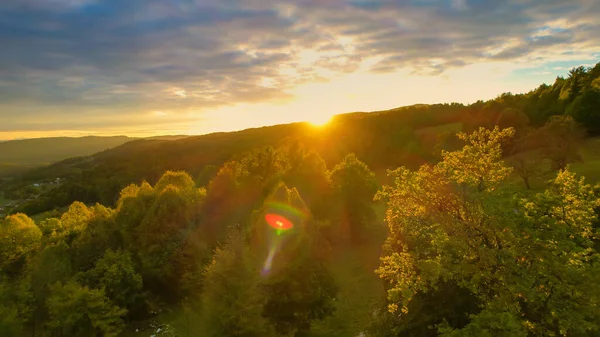 Last Rays Autumn Sun Touching Hilly Landscape Covered Lush Forest — Stok fotoğraf