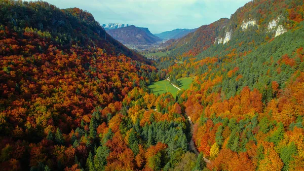 Потрясающий Вид Долину Застигнутую Между Горами Яркими Осенними Красками Вид — стоковое фото