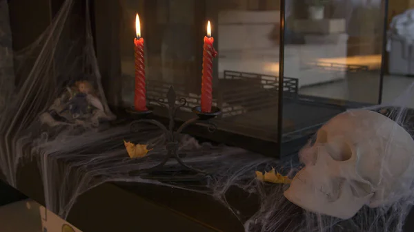 蜡烛和骷髅覆盖在蜘蛛网上 制造了一个鬼屋的感觉 喜庆气氛中令人毛骨悚然的家庭室内装饰和10月庆祝传统的秋节假期 — 图库照片