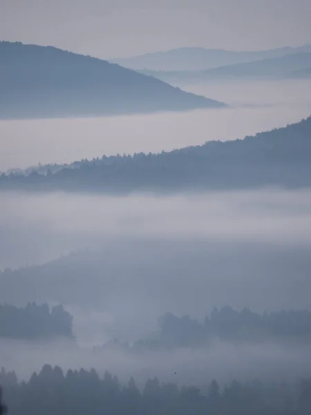 Rugged Hilly Countryside Shrouded Thick Layer Fog Early Autumn Morning — Stockfoto