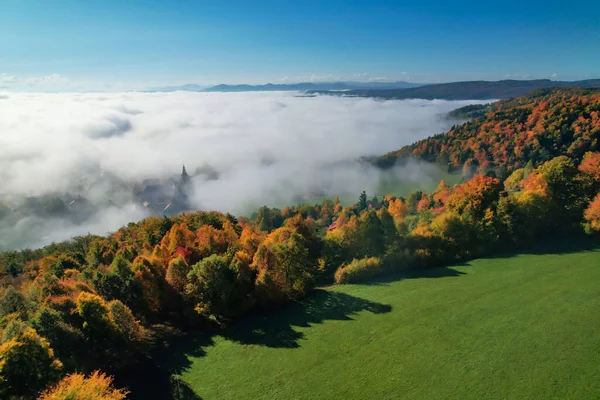 Цветные Осенние Леса Деревня Прячутся Туманным Покровом Потрясающий Вид Природу — стоковое фото
