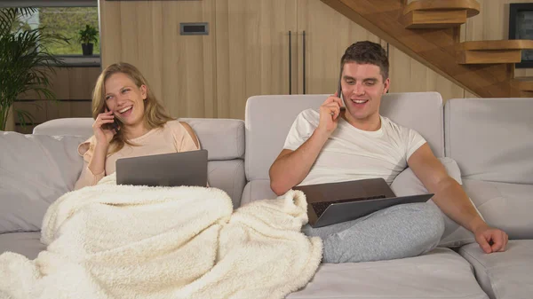 Married Couple Making Business Calls Other Office Work Home Couch — Stok fotoğraf