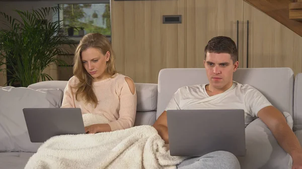 Student Couple Quarantine Trying Study Responsibilities Young Couple Siting Couch — Foto Stock