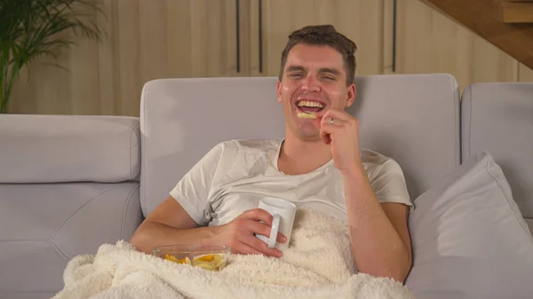 Smiling Man Watching Funny Entertaining Show Eating Snacks Young Man — Stockfoto