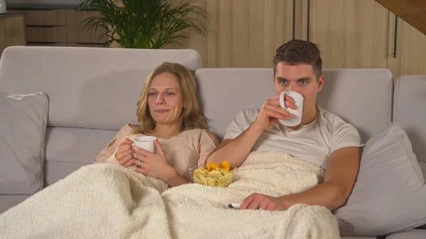 Married Couple Having Relaxing Evening Watching Television Program Young Pair — Stockfoto