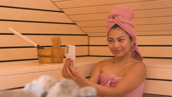 Cheerful Young Asian Lady Relaxing Finnish Sauna Taking Selfies Pretty — Foto Stock
