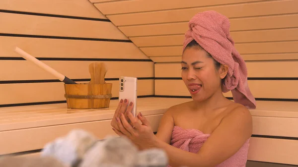 Happy Young Philippine Lady Taking Funny Selfies Finnish Sauna Pretty — Foto Stock