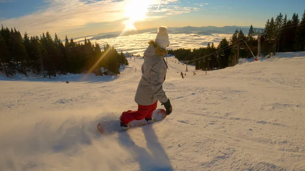Young Lady Snowboarding Ski Slope Ski Area Beautiful Views Winter — Foto Stock