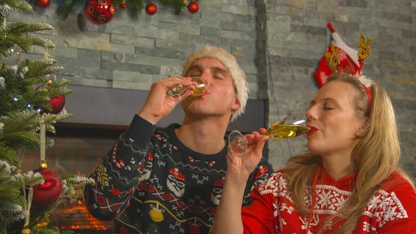 Couple Drinks Champagne Toasting Wishing Happy New Year Happy Man — Zdjęcie stockowe