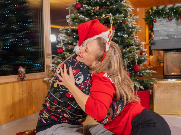 Beautiful Couple Love Embraces Engagement Christmas Tree Young Man Surprises — Zdjęcie stockowe