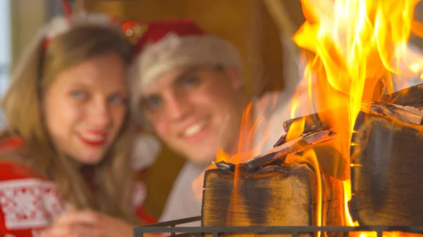 Burning Fire Flames Cute Romantic Couple Leaning Each Other View — Foto Stock